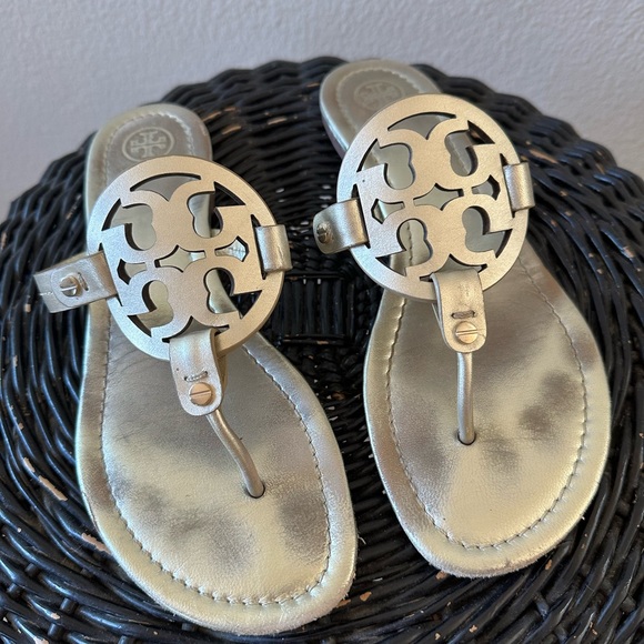 Tory Burch Large Emblem Metallic Sandals/ sz 9 - Picture 3 of 11